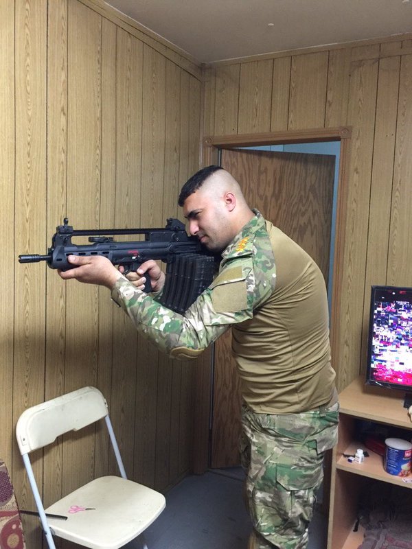 Ο Omar Nazar διοικητής των ιρακινών Ειδικών Δυνάμεων δείχνει τα νέα του όπλα (φωτό)